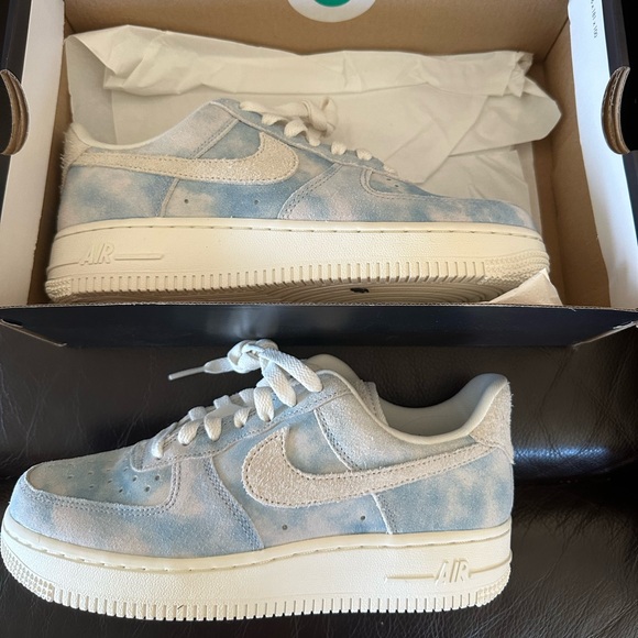 Brand New in Box Nike Women’s Air Force 1 ‘07 SE Celestine Blue Size 6 - Picture 2 of 4